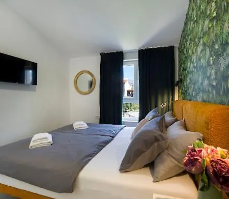 Joy Heated Pool Apartment Split
