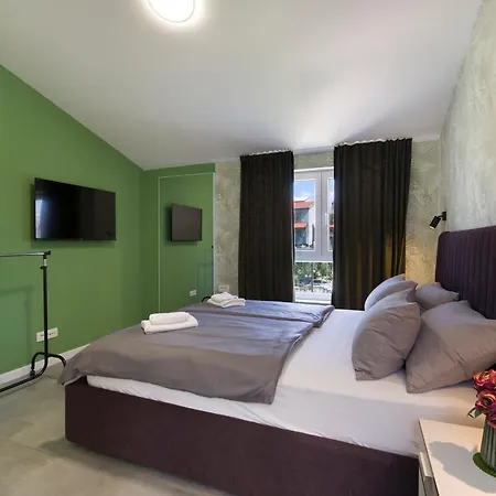 Joy Heated Pool Apartment