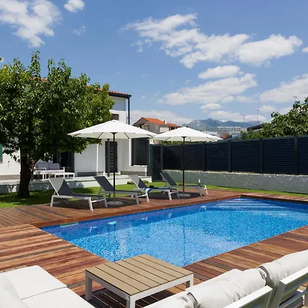 Joy Heated Pool Split
